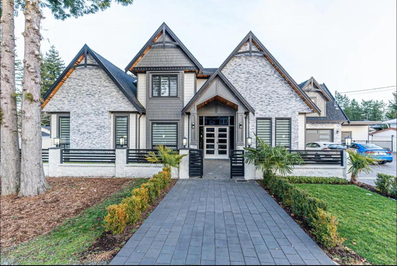 T&T Lodge Surrey Bagian luar foto