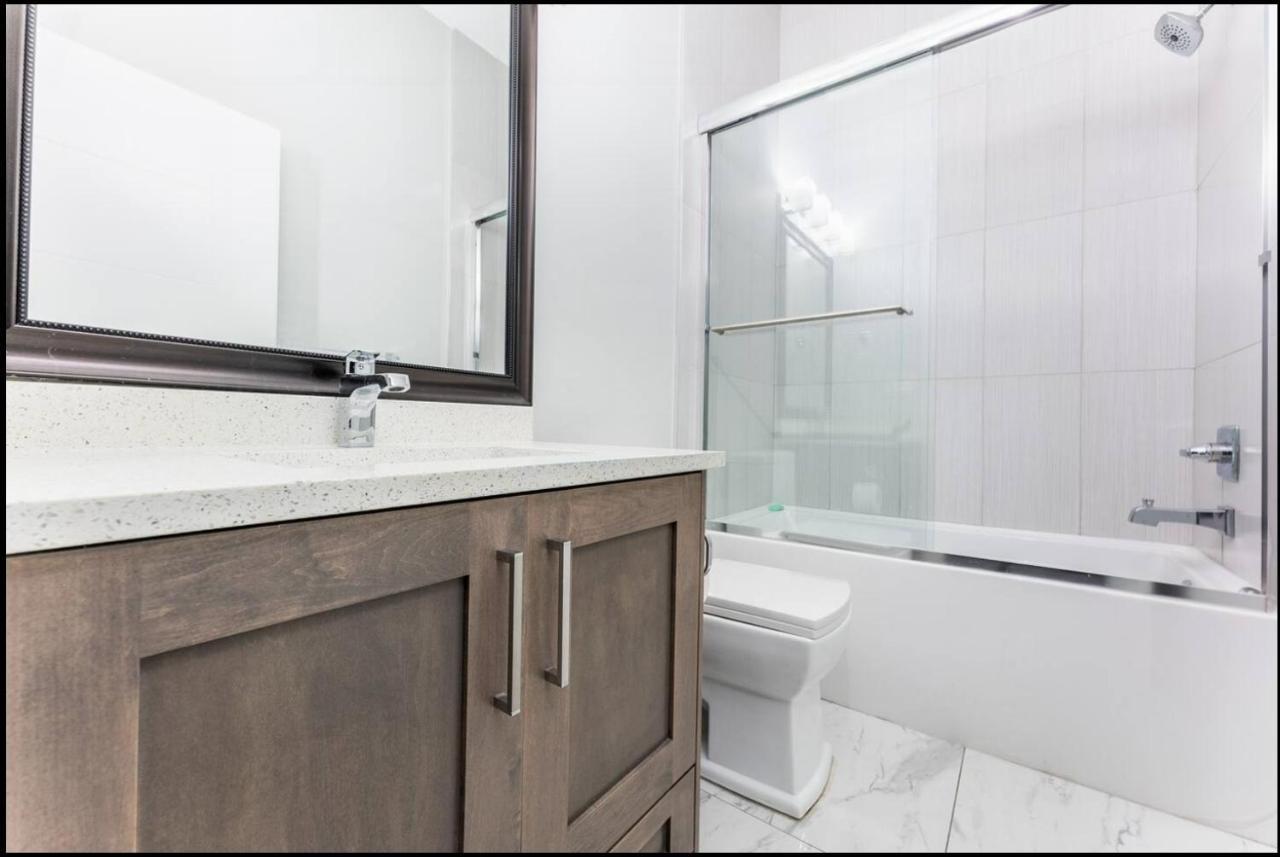 T&T Lodge Surrey Bagian luar foto