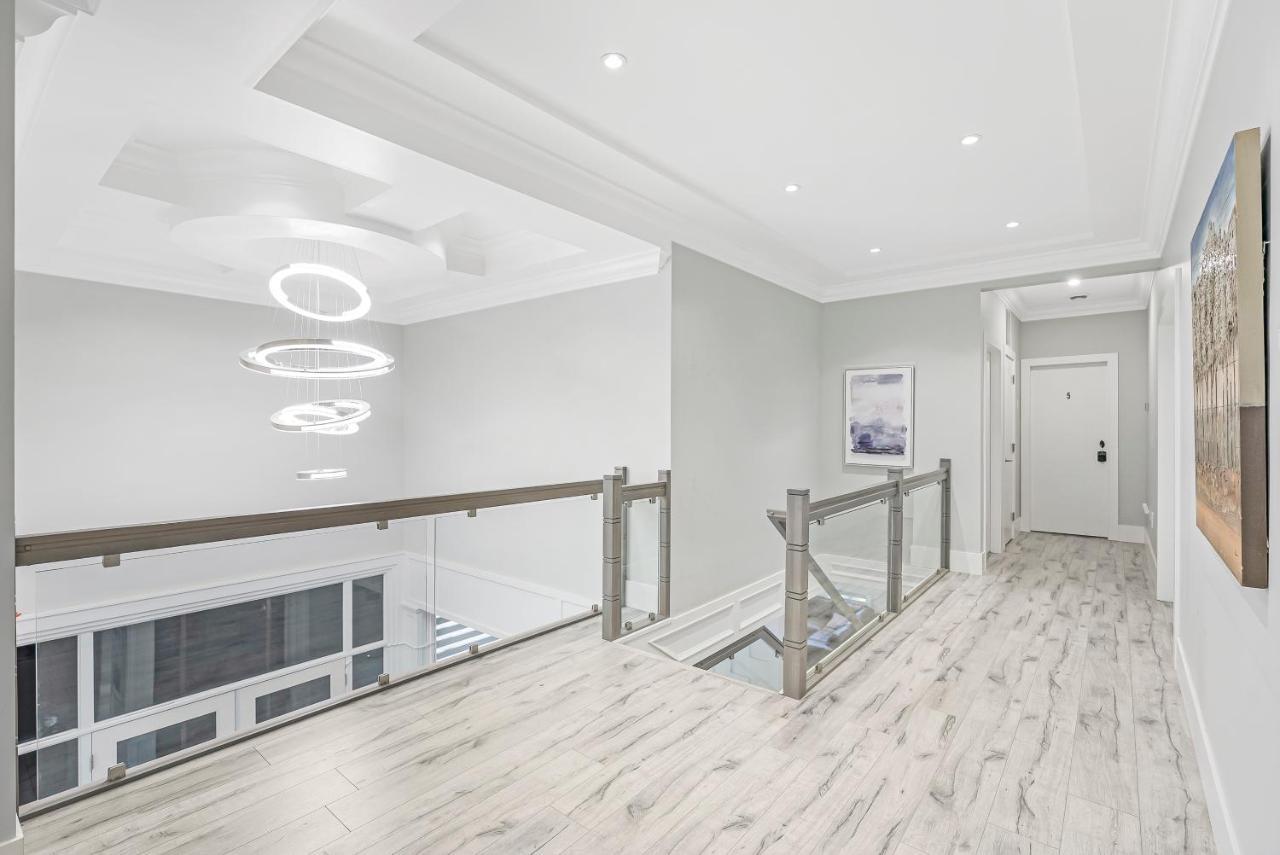 T&T Lodge Surrey Bagian luar foto