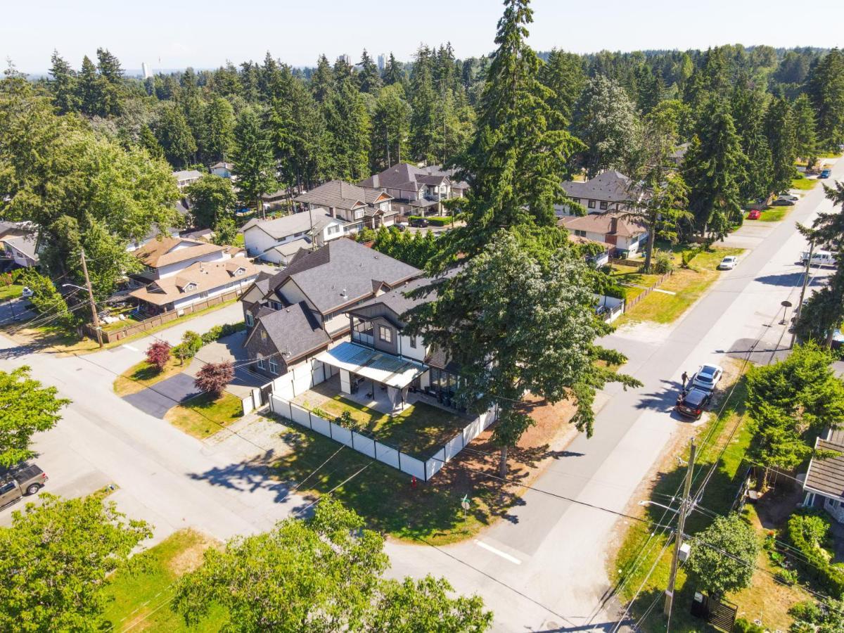 T&T Lodge Surrey Bagian luar foto