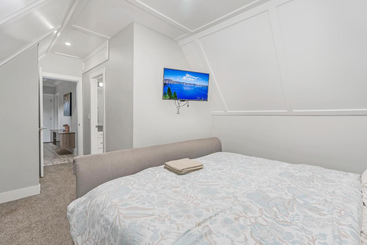 T&T Lodge Surrey Bagian luar foto
