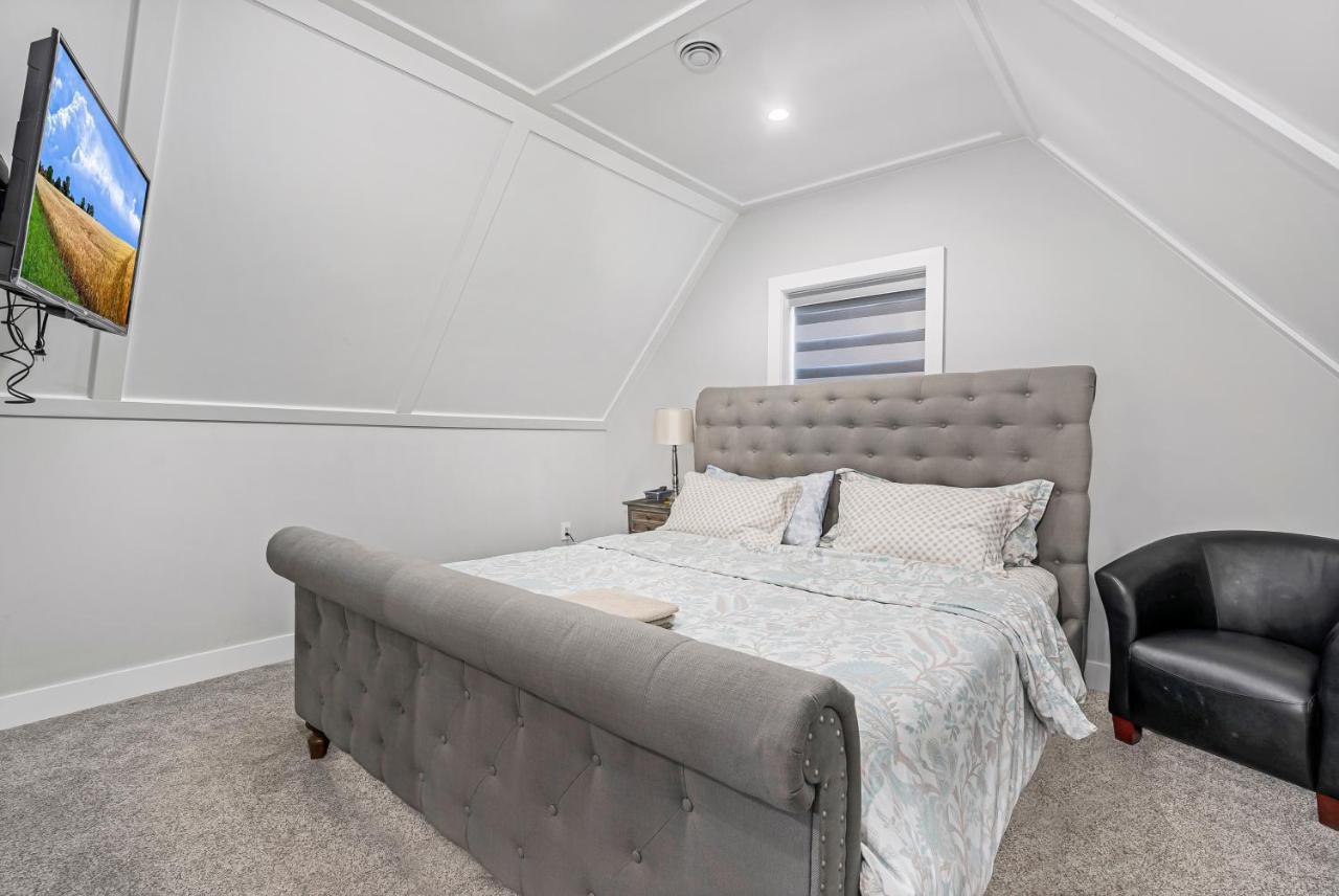 T&T Lodge Surrey Bagian luar foto